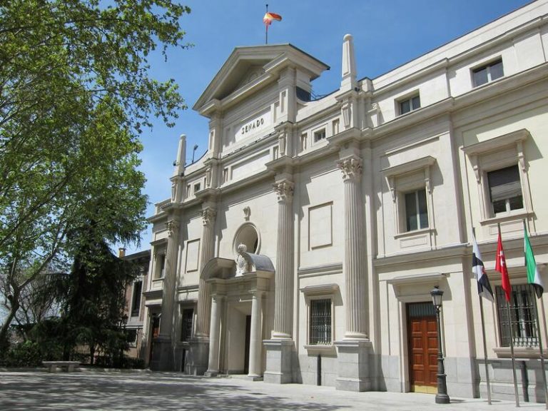 El Senado aprueba el informe que reconoce la «muy baja» competitividad de Baleares y Canarias, con la abstención del PP