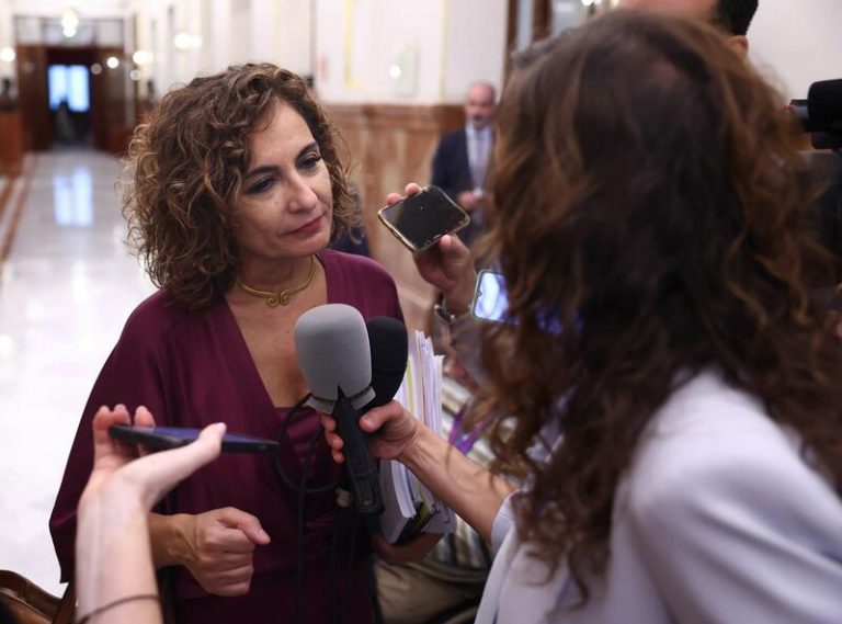 Montero: «»En el horizonte no se aprecia recesión, pero seguimos alerta»