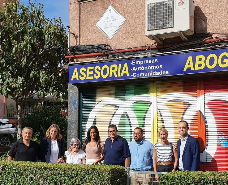 Una placa conmemorativa en Latina recuerda a ‘Muelle’, el primer grafitero español que puso color al Madrid de los 80