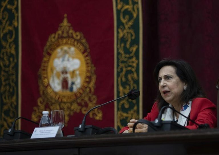 Robles subraya que la política de Defensa «la marca» Sánchez y él ha reiterado que en 2029 el gasto será el 2% del PIB