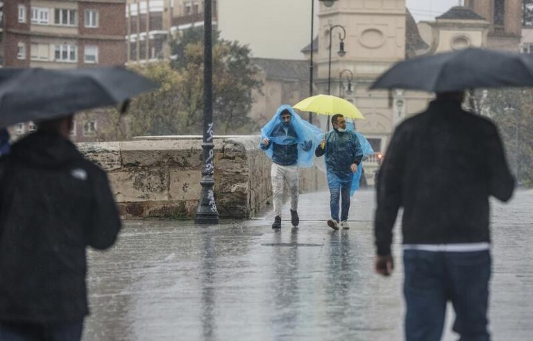 Lluvias y tormentas mantendrán mañana en riesgo o riesgo importante al noreste peninsular y a ambos archipiélagos