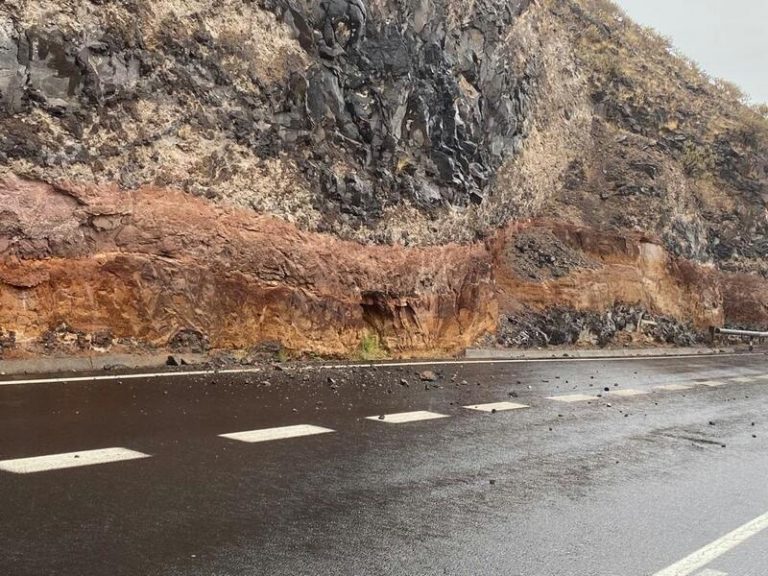 La lluvia obliga al cierre de carreteras en Canarias y el 112 insiste en la petición de evitar desplazamientos