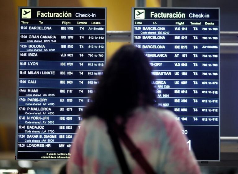 Aumentan a 141 los vuelos cancelados este domingo en Canarias