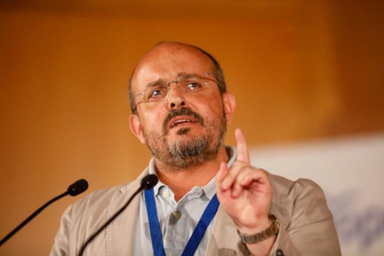 Fernández (PP), sobre Colau tras los altercados en la Mercè: «Antes de ser alcaldesa era okupa»