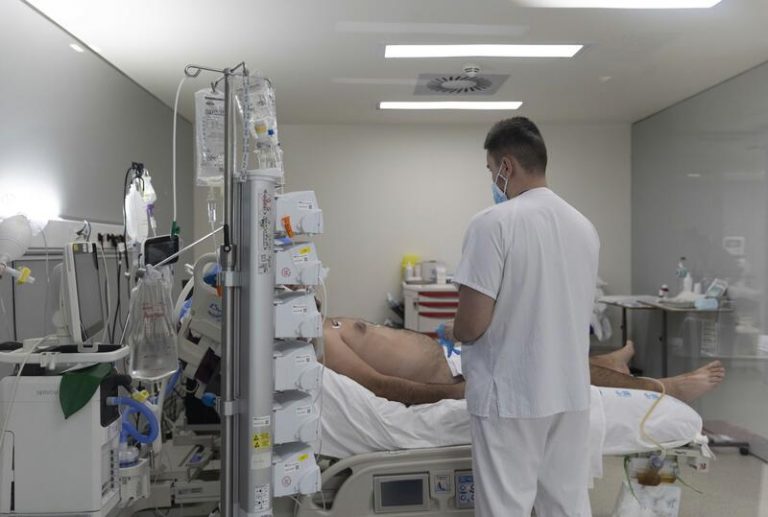 Los hospitalizados por Covid suben a 17 en Cantabria