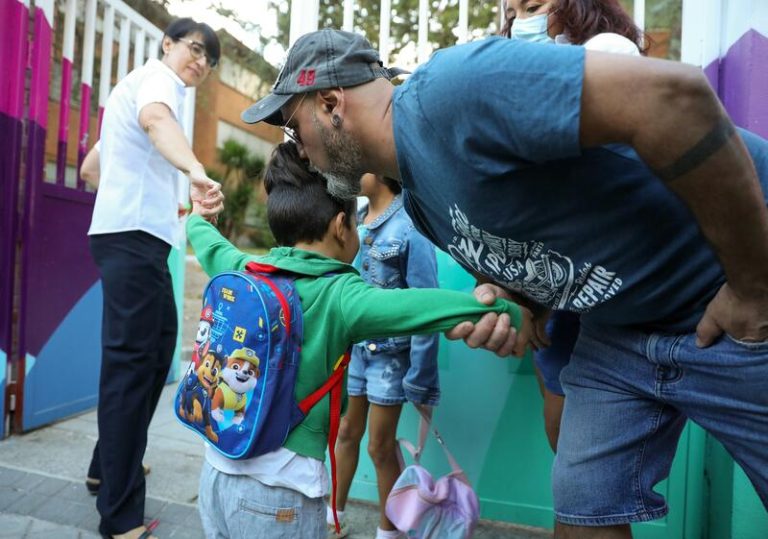 Casi la mitad de los españoles cree que sus hijos vivirán peor que ellos, según un sondeo