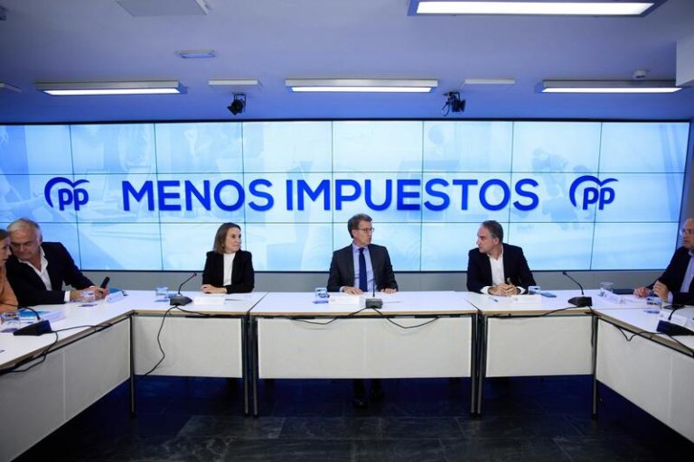 Feijóo pide a Sánchez bajar del 10% al 4% el IVA de productos básicos como carne, pescado, aceite, pasta y agua