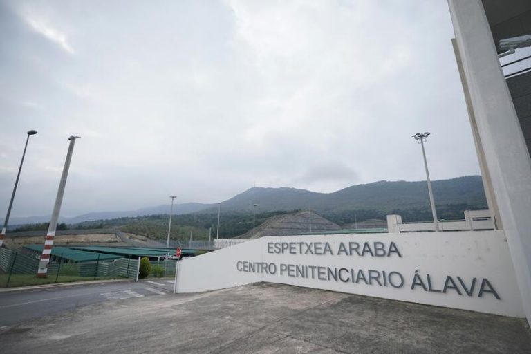 El 70% de etarras están ya en cárceles vascas: Zaballa concentra a más de la mitad tras el traslado de ‘Txapote’ y Parot