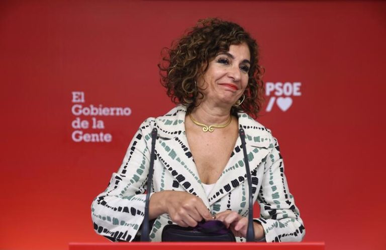 El Gobierno prepara una subida selectiva de impuestos y rechaza bajar el IVA de productos básicos que pide Feijóo