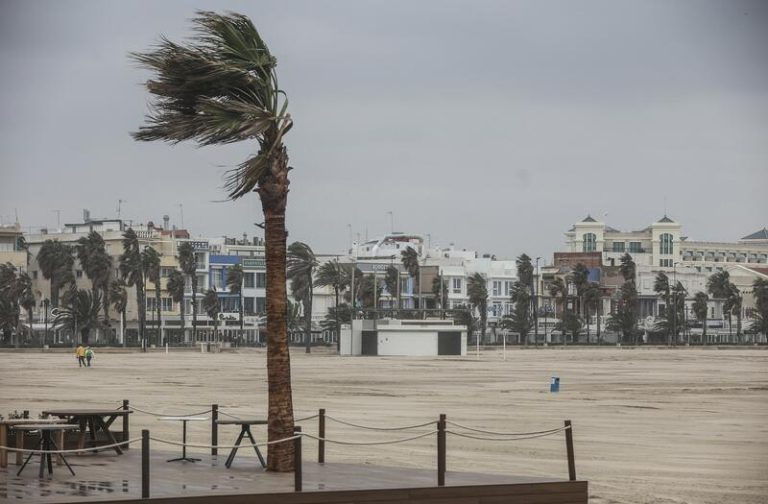 Hoy, riesgo por viento y fenómenos costeros en el norte; lluvias en Baleares y Canarias