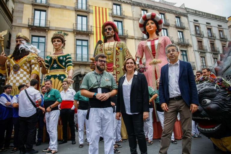 Colau lamenta la muerte durante La Mercè pero también destaca el civismo de un millón de participantes