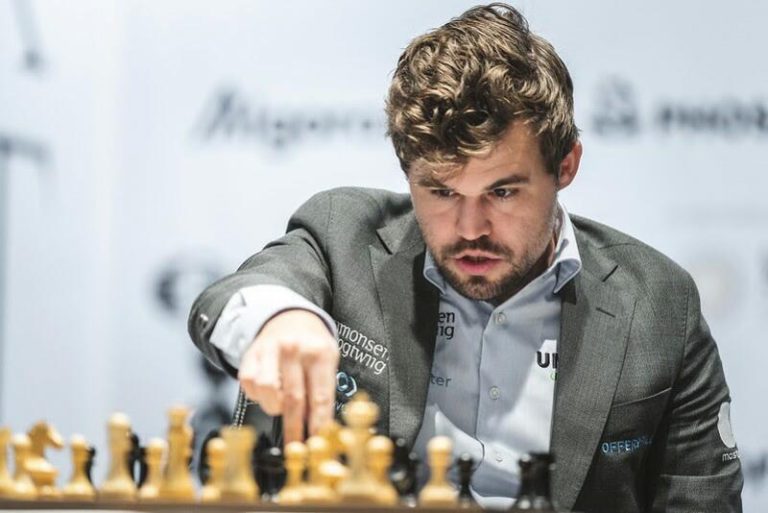El ajedrecista Magnus Carlsen acusa a Hans Niemann de hacer «trampas» y se niega a jugar más contra él