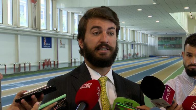El PSOE acusa al vicepresidente de Castilla y León de negar la violencia de género