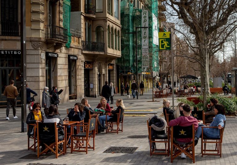 Barcelona apuesta por los vecinos y Madrid por las terrazas