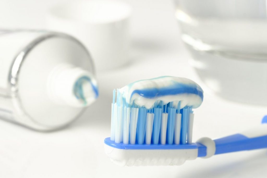 ¿Usar el cepillo de dientes tiene efectos adversos?