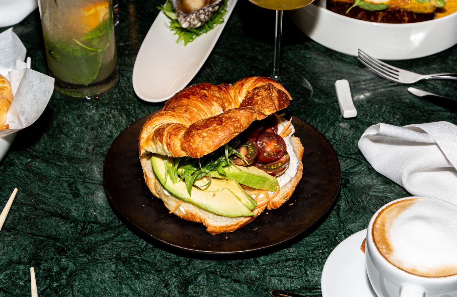 Braanch, El Desayuno Tardío Diferente Al Estilo Tailandés De Baan 1 Baan. Croissant Relleno De Aguacate Papaya Fresca Y Crema Agria Con Shichimi Togarachi 1
