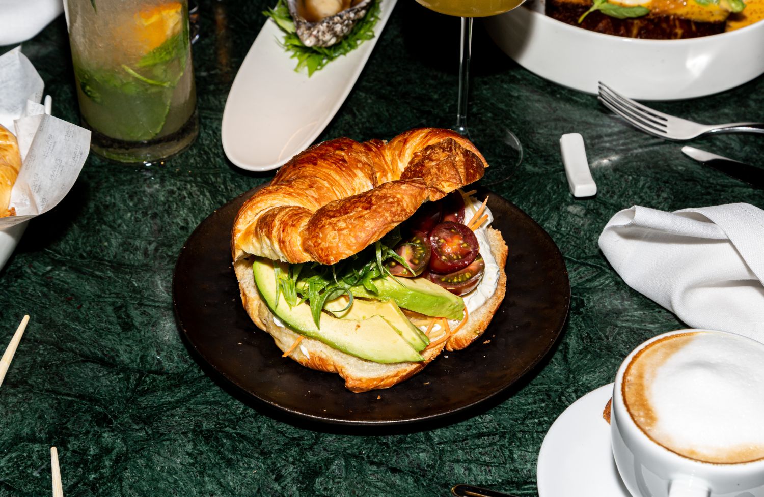 Baan. Croissant Relleno De Aguacate Papaya Fresca Y Crema Agria Con Shichimi Togarachi 1