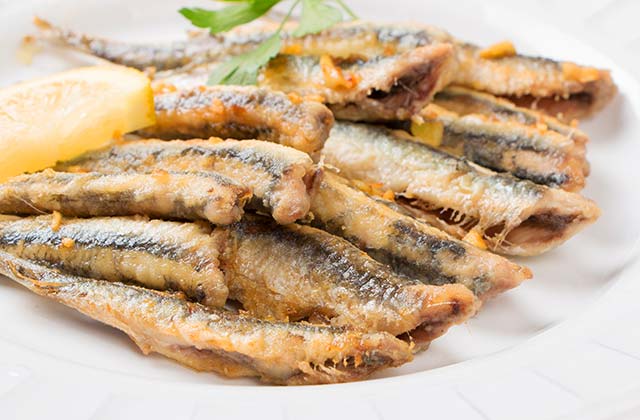 El truco para hacer unos boquerones fritos jugosos y crujientes