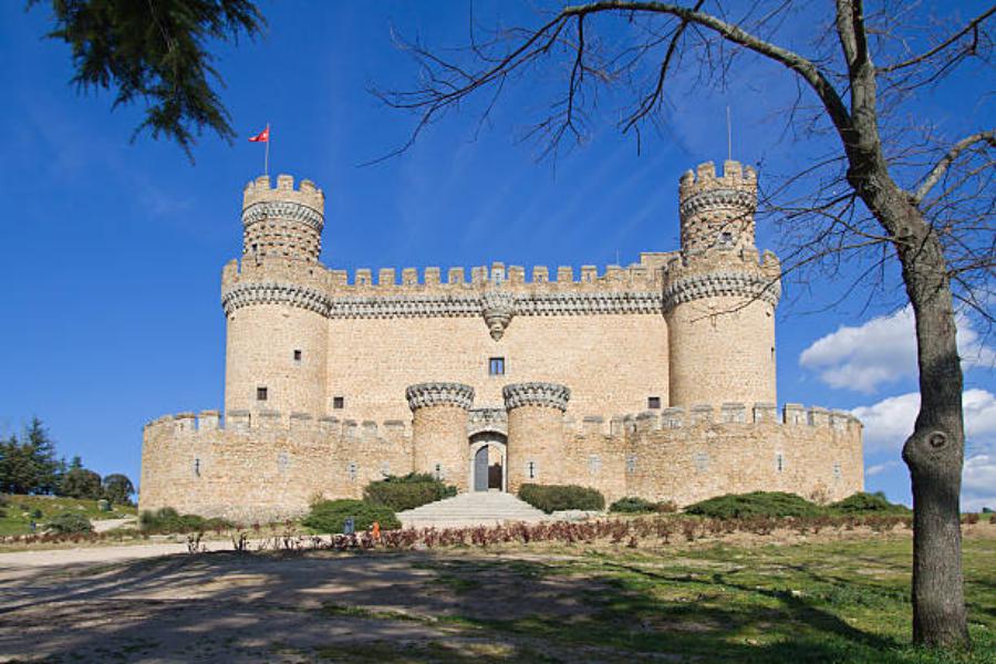 Castillo De Los Mendoza A 54 Km. De Madrid