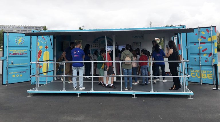 El Curiosity Cube® de Merck despierta el interés por la ciencia en más de 1300 estudiantes de Madrid