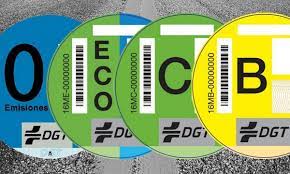 DGT: pegatinas obligatorias que debes llevar si no quieres una multa