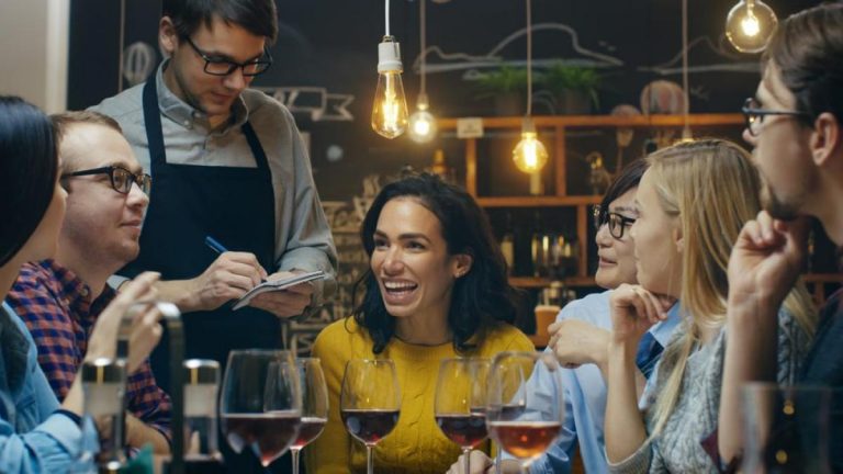 Esto es lo que los camareros odian en un bar