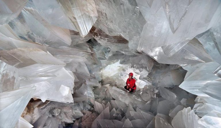 El pueblo de España con la cueva de cristal más impresionante que verás