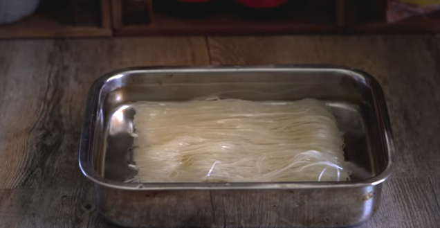 Fideos fritos tres delicias: la receta fundamental para que te salgan perfectos