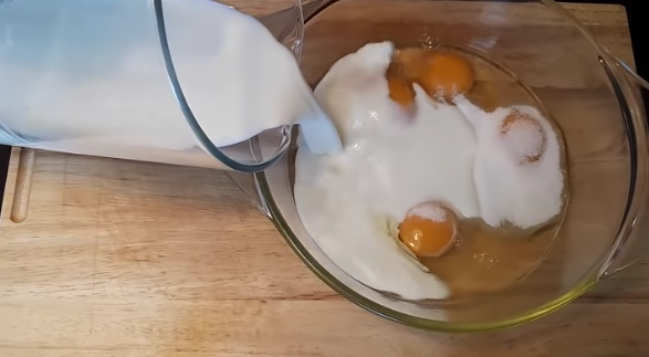 Flan de huevo: la receta para prepararlo en el microondas en minutos