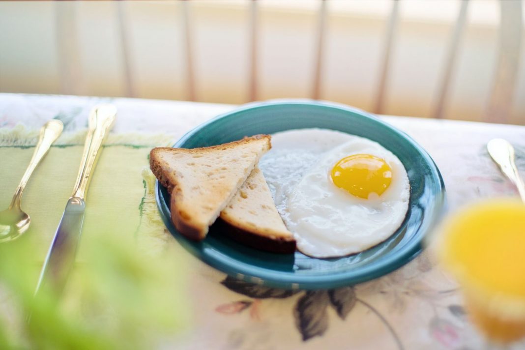 Huevo frito: así lo haces en el microondas en 30 segundos