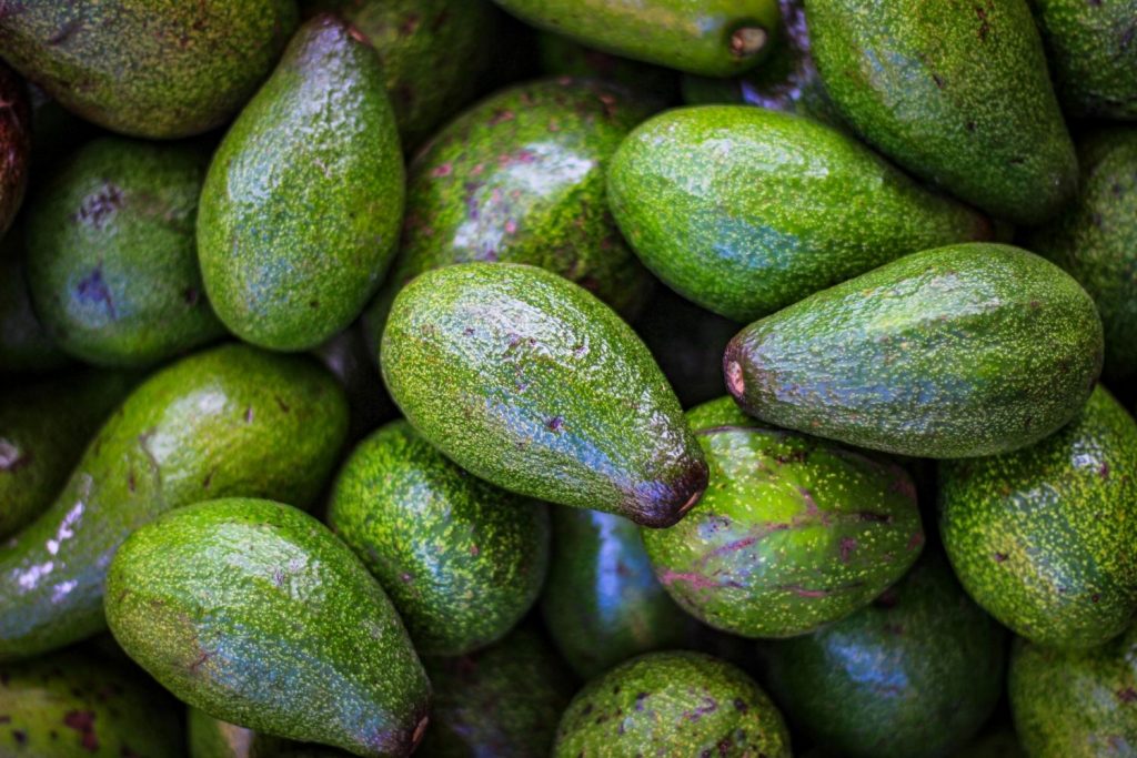 Huevos rellenos de aguacate: la receta que le da un sabor más suave