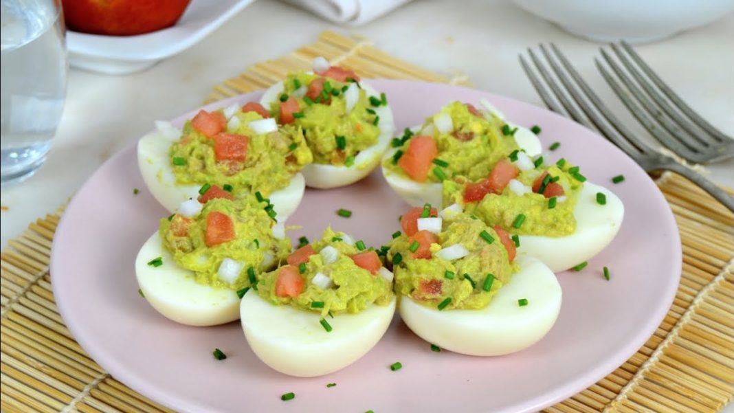 Huevos rellenos de aguacate: la receta que le da un sabor más suave