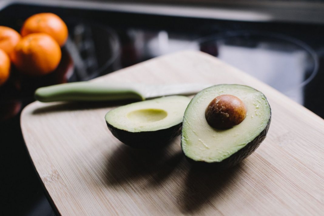 Huevos rellenos de aguacate: la receta que le da un sabor más suave