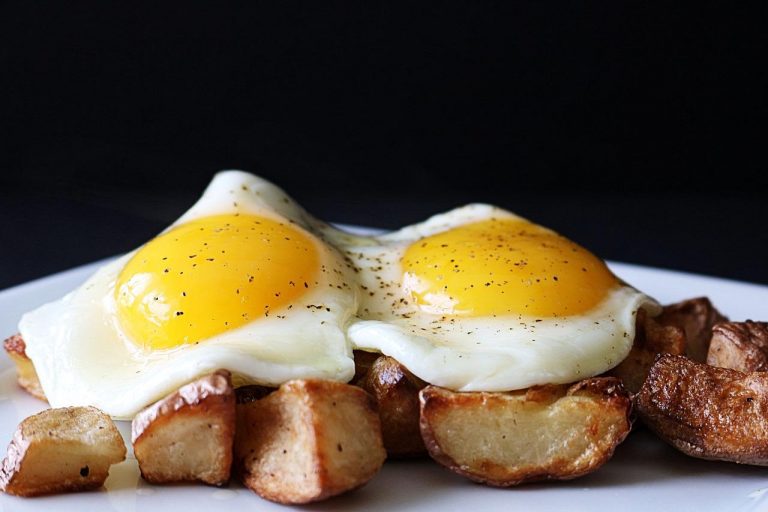 Huevos rotos con jamón: el tiempo ideal para tostar el jamón