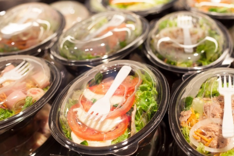 Los motivos por los que no deberías comprar ensaladas preparadas