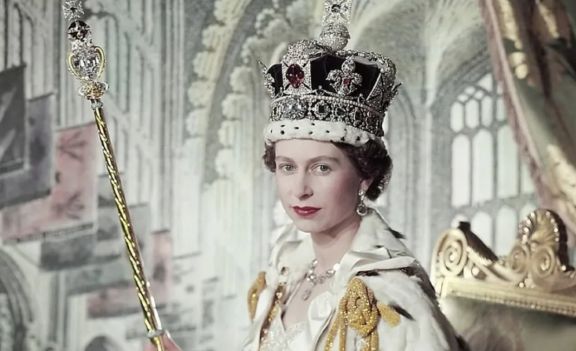 Isabel II: películas y series que han narrado su vida