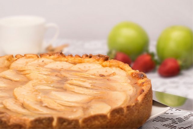 Tarta de manzana: la receta más sencilla que harás en 10 minutos