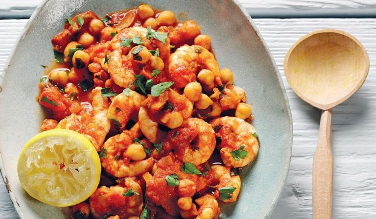 Garbanzos con langostinos: el plato súper fácil que le encantará a tu familia