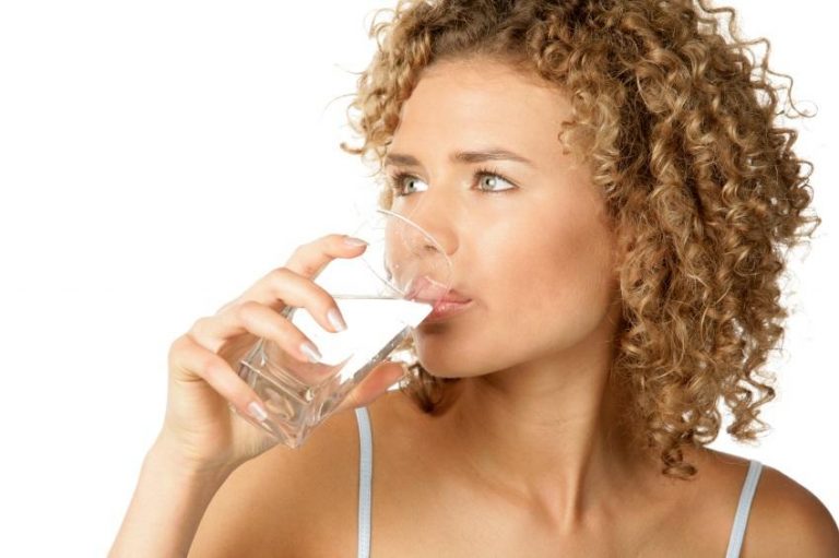Qué pasa si bebes agua en ayunas