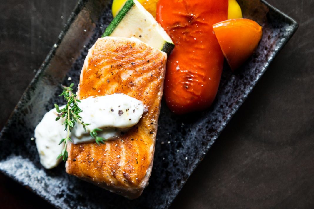 Salmón a la plancha: el secreto para que no se te pegue en la sartén