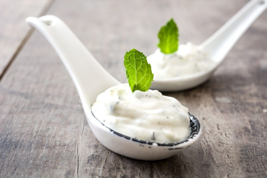 Salsa de yogur: cómo se hace y recetas fáciles para usarla