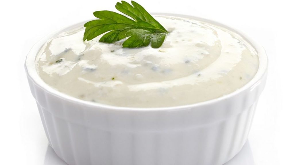 Salsa de yogur: cómo se hace y recetas fáciles para usarla