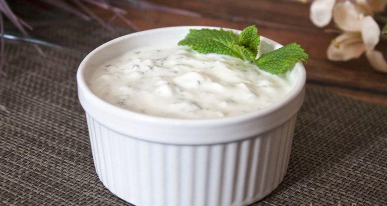 Salsa de yogur: cómo se hace y recetas fáciles para usarla