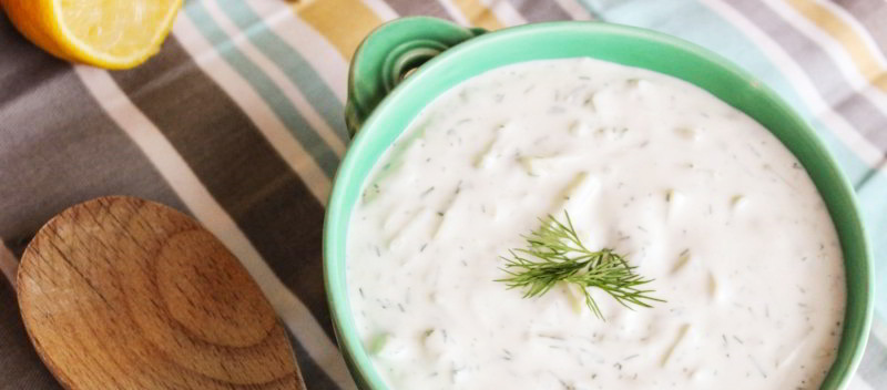 Salsa de yogur: cómo se hace y recetas fáciles para usarla