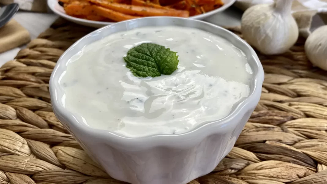 Salsa de yogur: cómo se hace y recetas fáciles para usarla