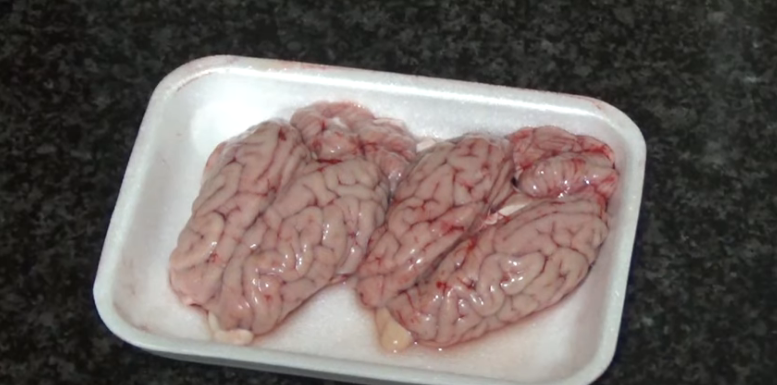 Sesos huecos el plato que asusta pero está de muerte