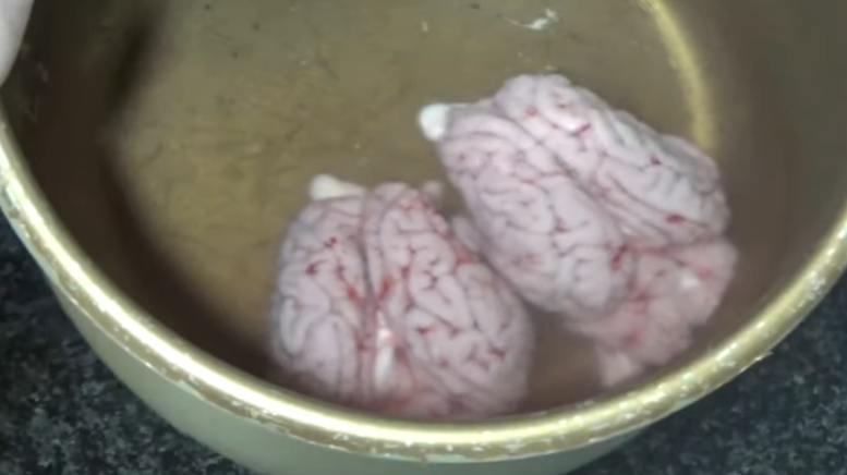Sesos huecos el plato que asusta pero está de muerte