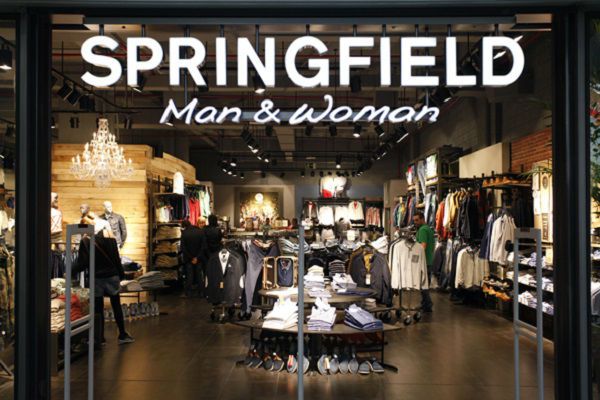 El vestido floral de Springfield que estiliza el cuerpo y alarga las piernas