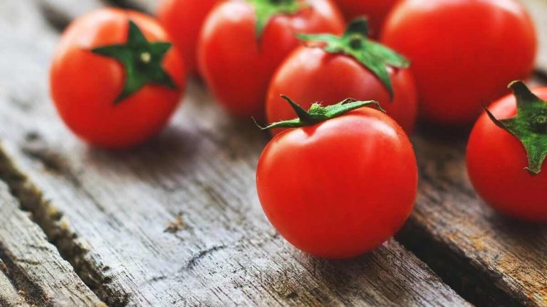 Tomates, frutos secos y otros alimentos que sirven de cosméticos y no lo sabes