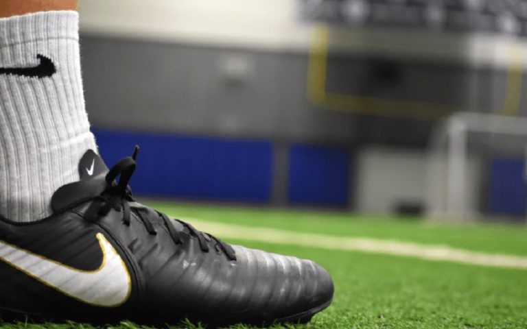 ¿Cómo elegir correctamente los zapatos de fútbol?